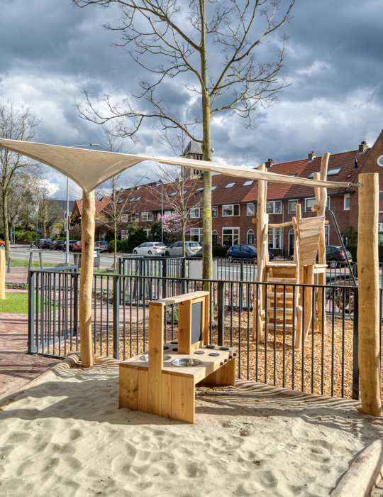 speeltuin met houten klimtoestel en keukentje