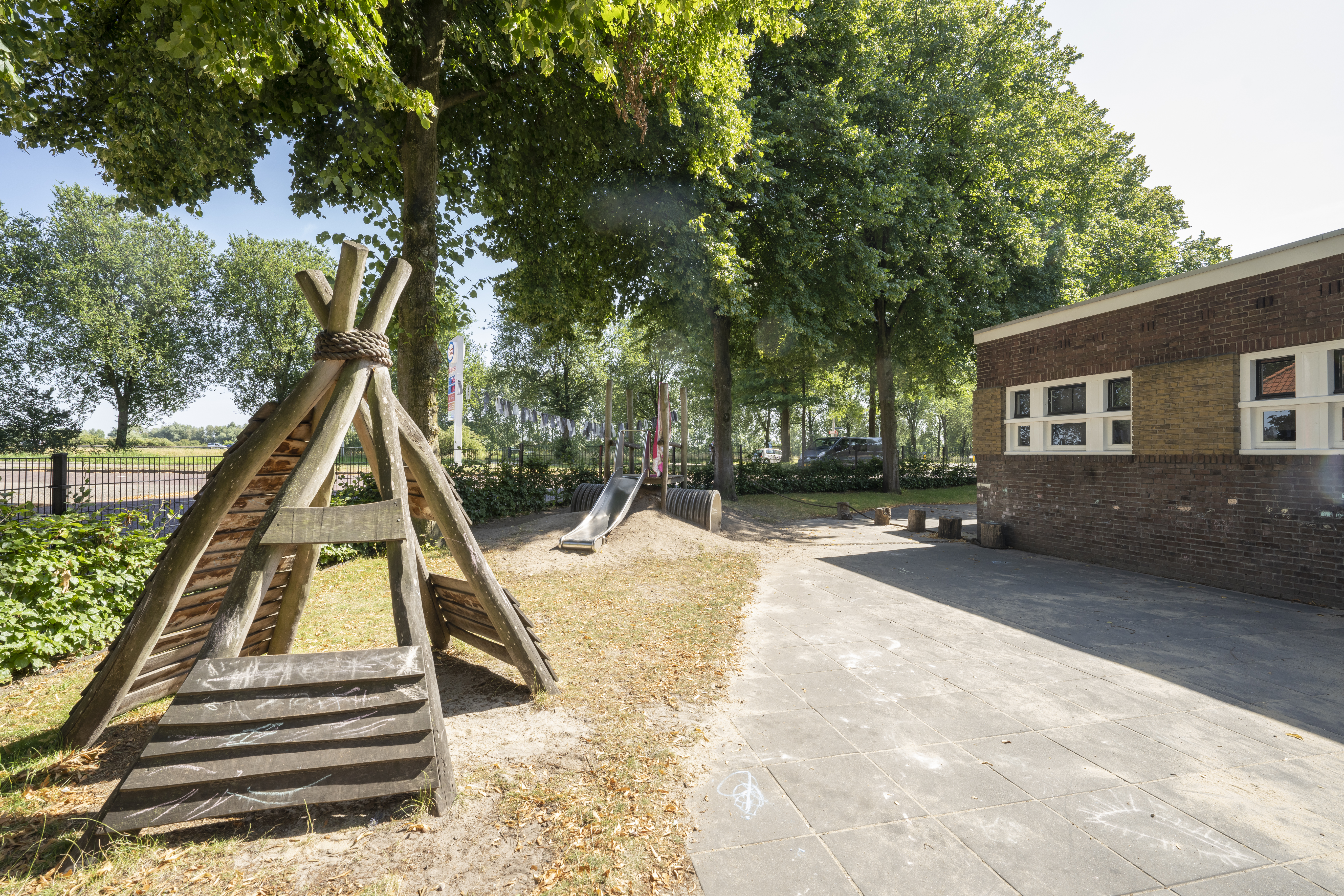 speeltuin en voorgevel kinderopvang 