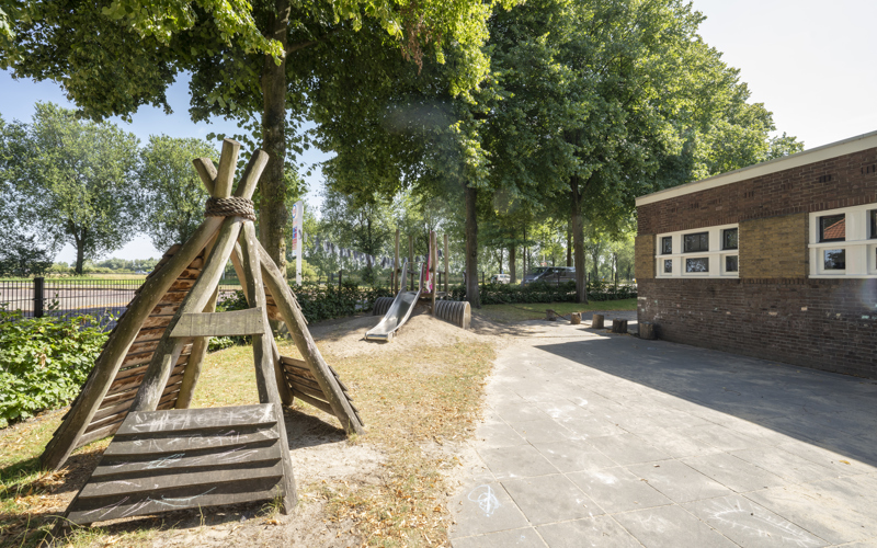 speeltuin en voorgevel kinderopvang 