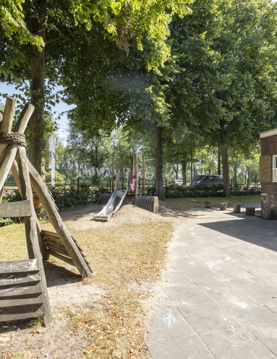 speeltuin en voorgevel kinderopvang 