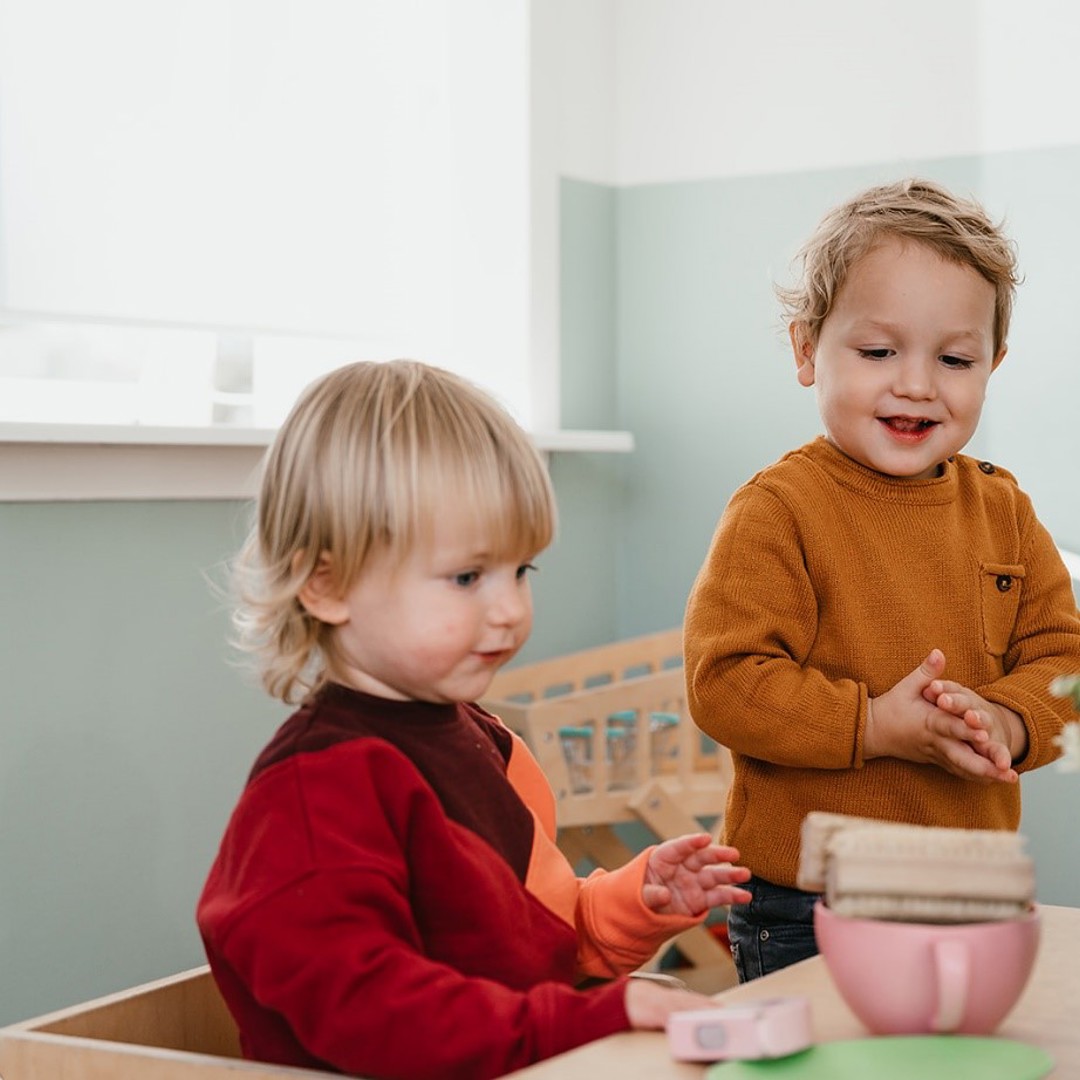 Kinderen spelen met elkaar op kinderopvang