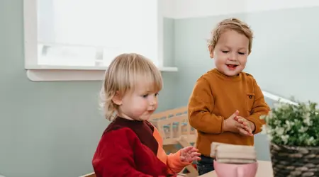 Kinderen spelen met elkaar op kinderopvang