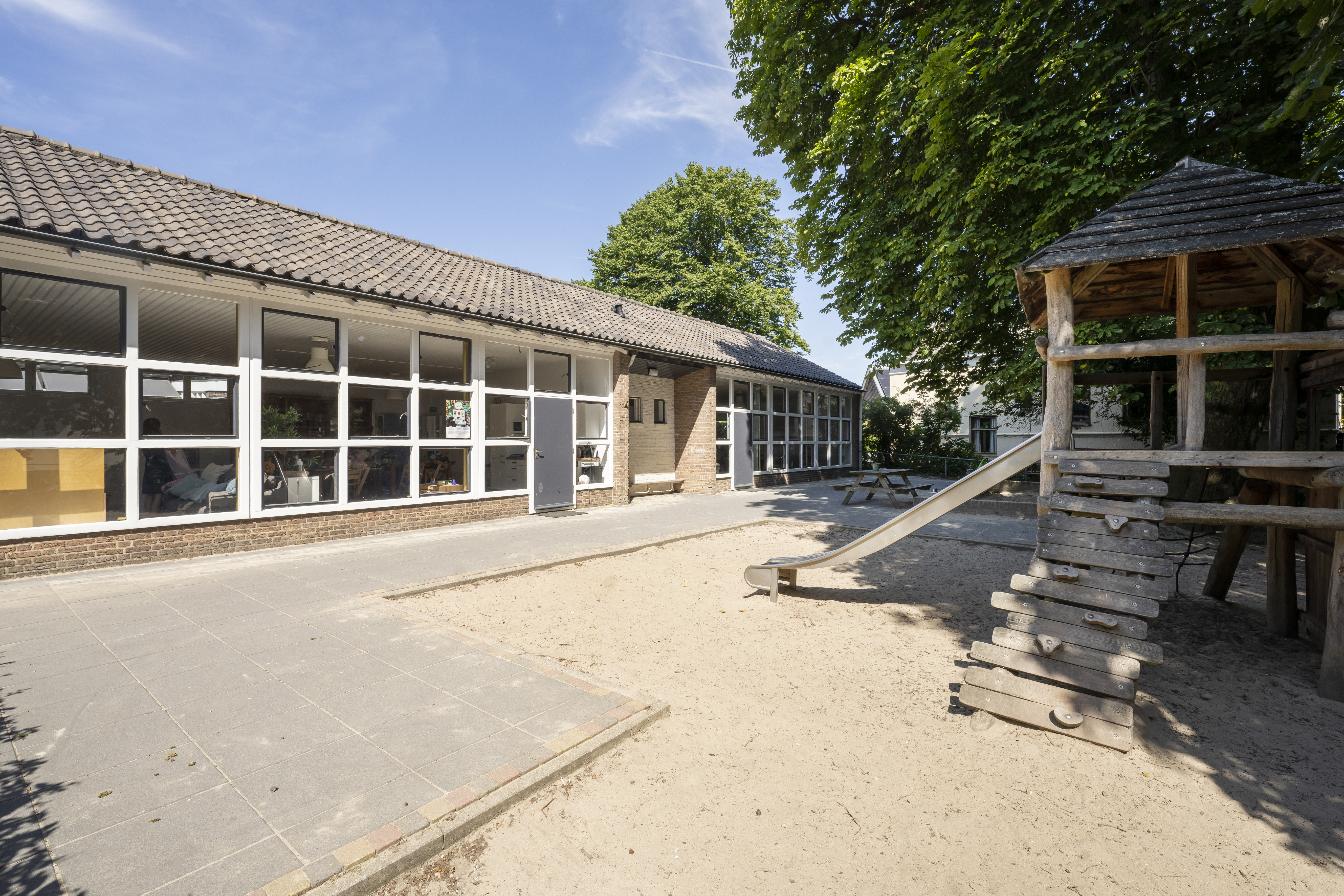 voorkant en buiten speelruimte kinderopvang 