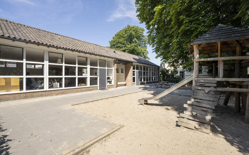 voorkant en buiten speelruimte kinderopvang 