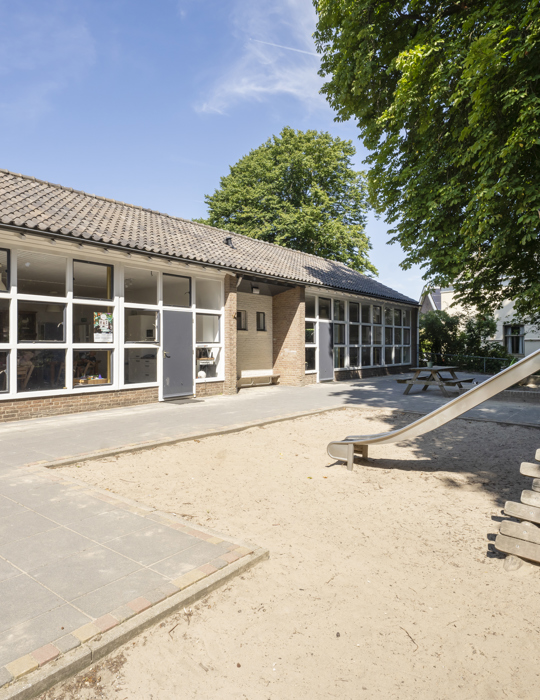 voorkant en buiten speelruimte kinderopvang 