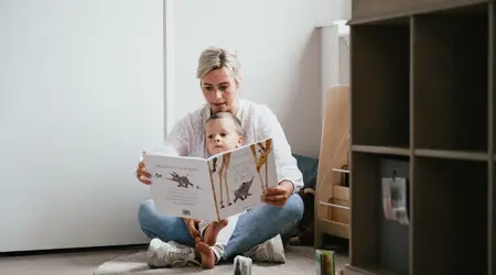Vrouw en jongen lezen samen een boek