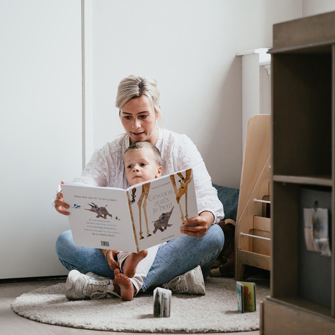 Vrouw en jongen lezen samen een boek