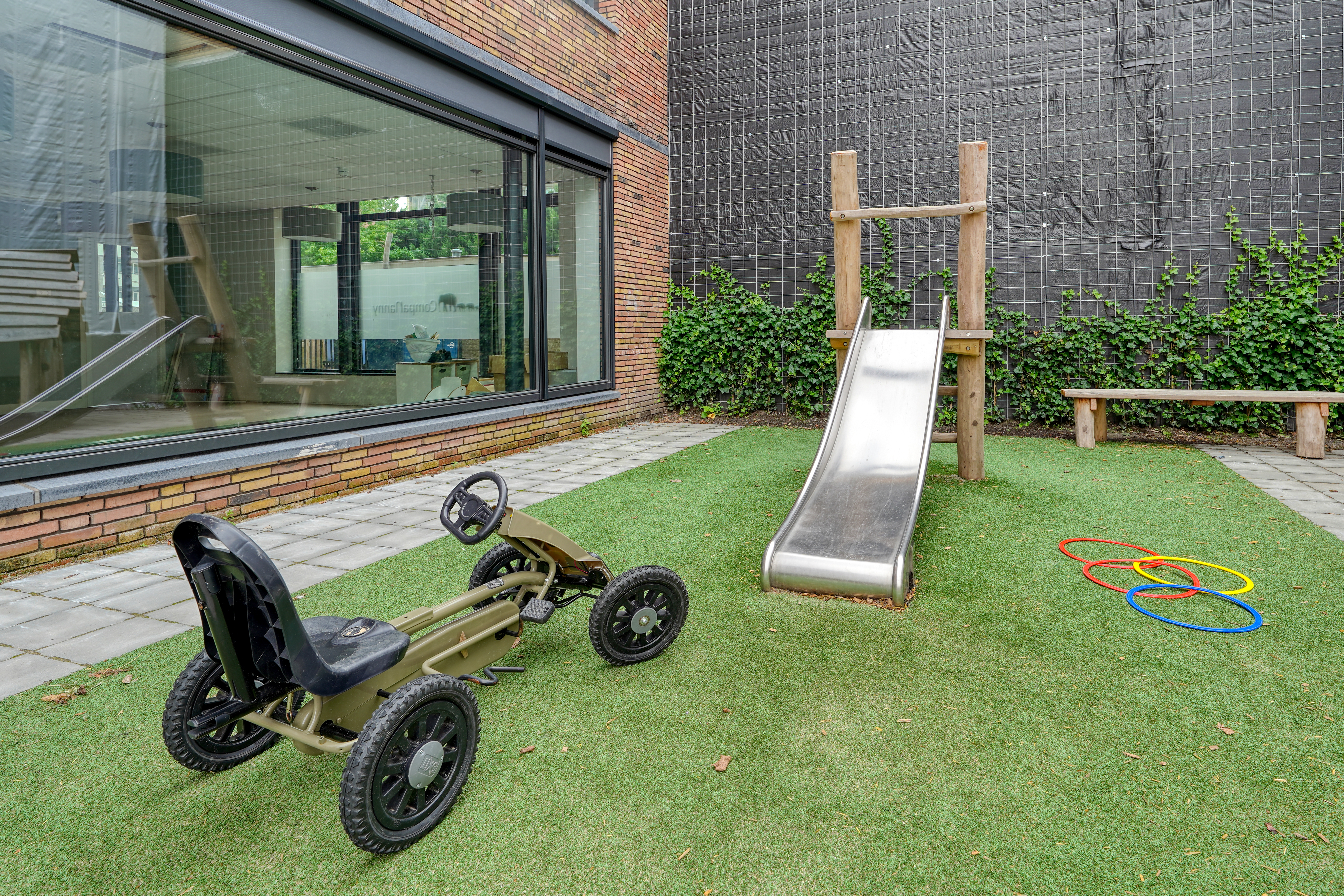 Tuin met glijbaan kinderopvang CompaNanny Texelstraat Amstelveen