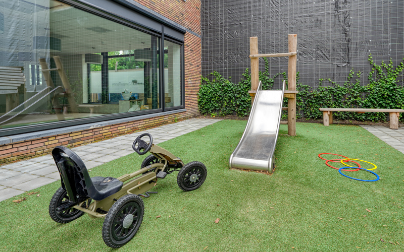 Tuin met glijbaan kinderopvang CompaNanny Texelstraat Amstelveen