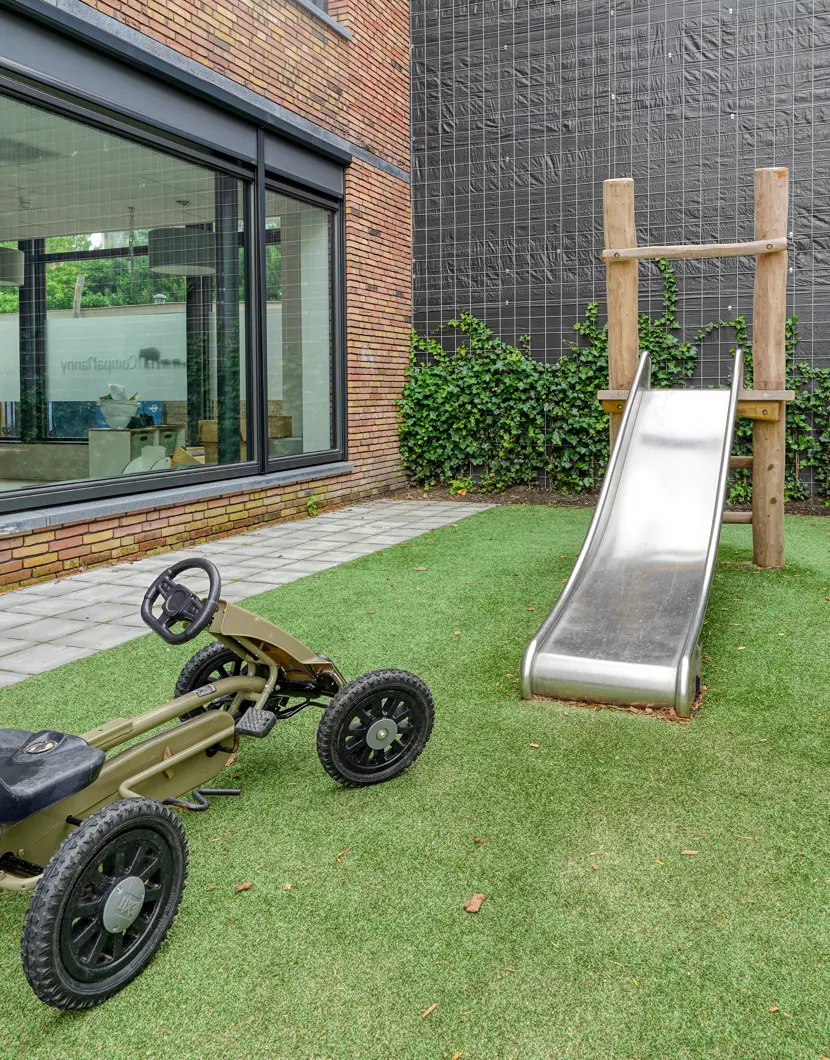 Tuin met glijbaan kinderopvang CompaNanny Texelstraat Amstelveen