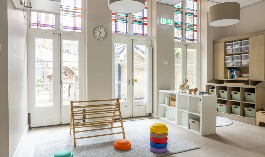 kinderdagverblijf ruimte met een huiselijke sfeer spelmaterialen