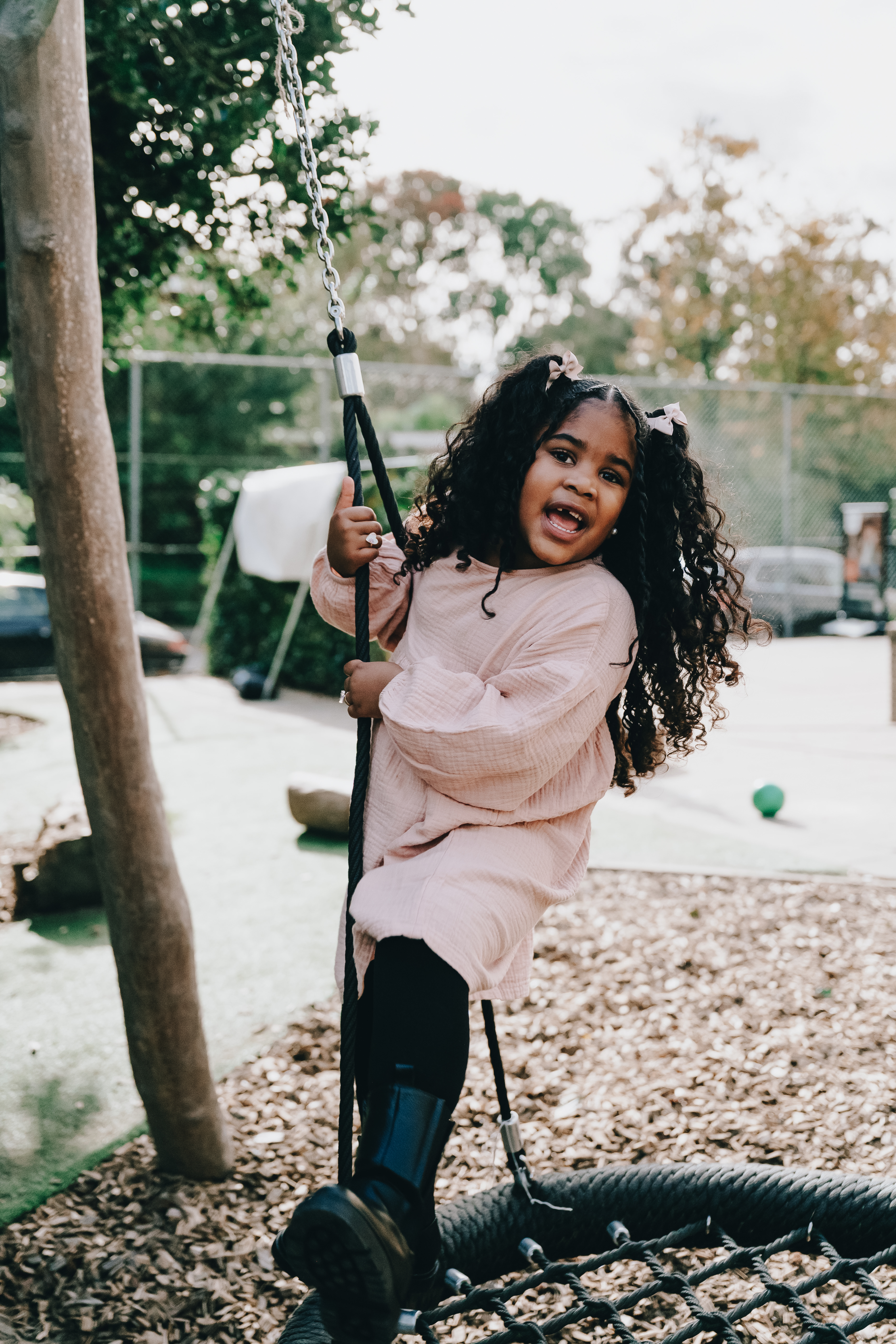 Meisje speelt in tuin op kinderopvang CompaNanny