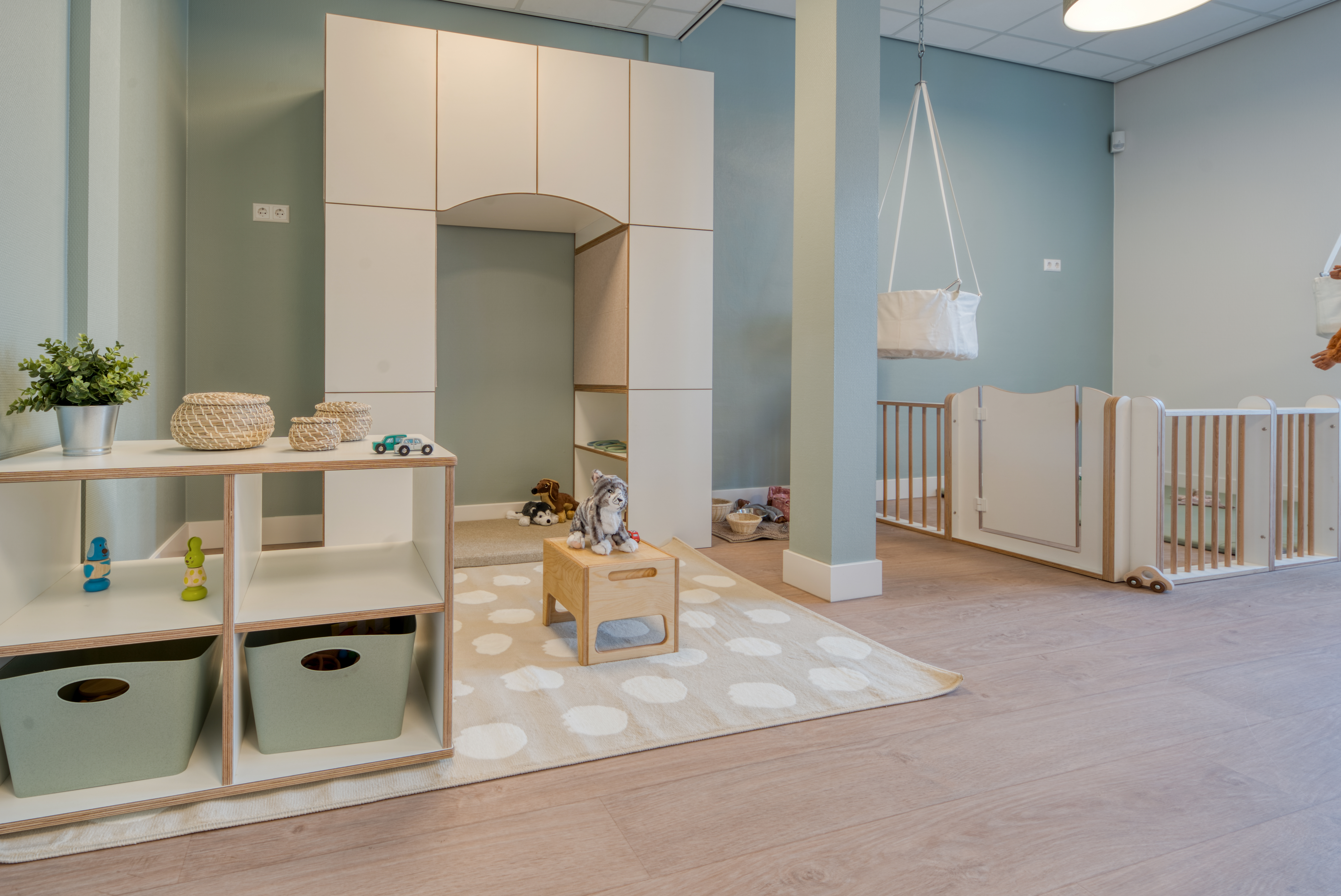 babygroep met houten inrichting en speelgoed