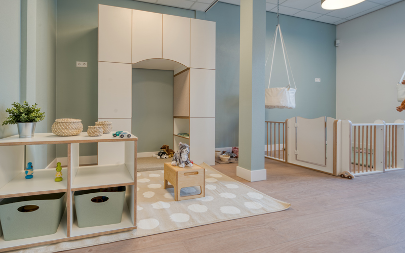 babygroep met houten inrichting en speelgoed