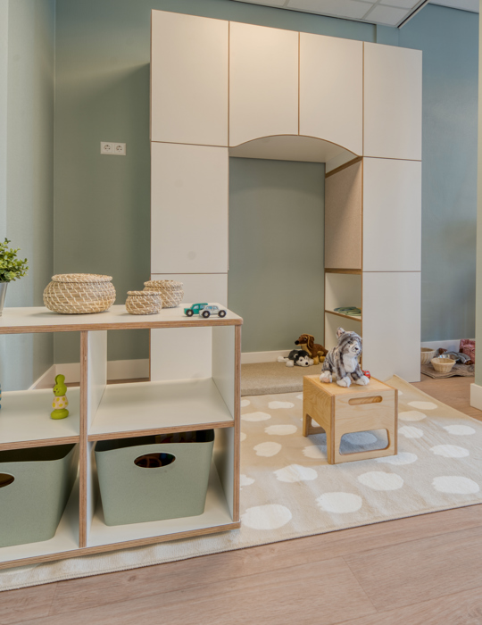 babygroep met houten inrichting en speelgoed