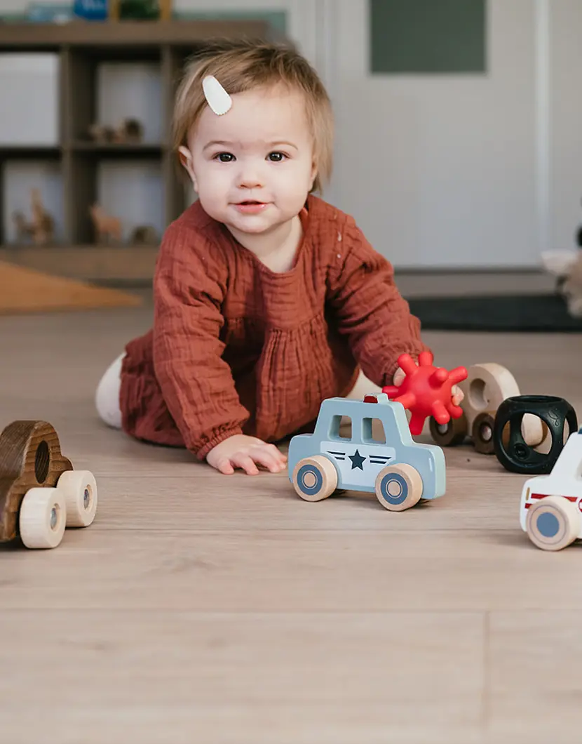 Dreumes speelt met speelgoed op de grond