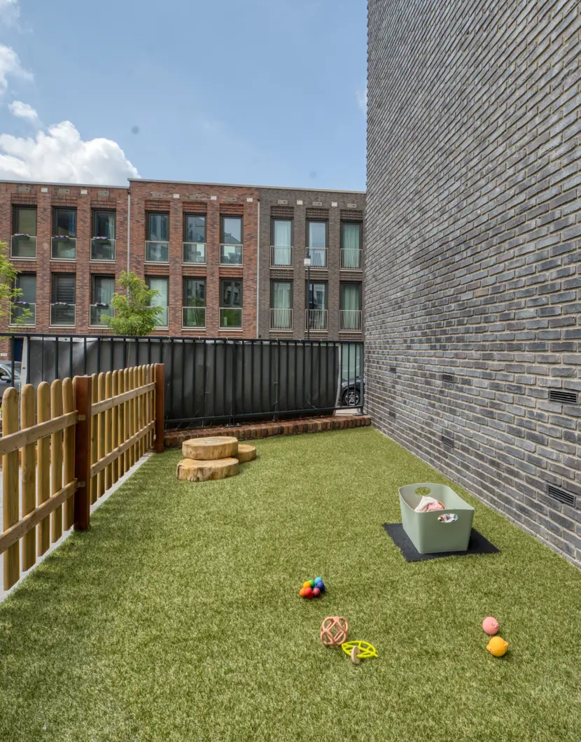 CompaNanny vestiging Nijmegen Lent babytuin met speelmaterialen