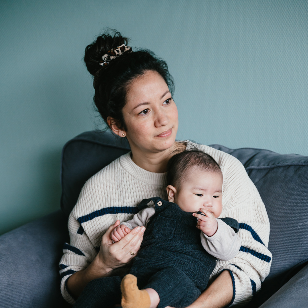 Moeder heeft baby op schoot