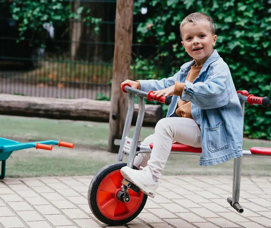 Compananny Jongen Loopfiets Buiten Spelen Tips Om Je Kind Meer Te Laten Bewegen