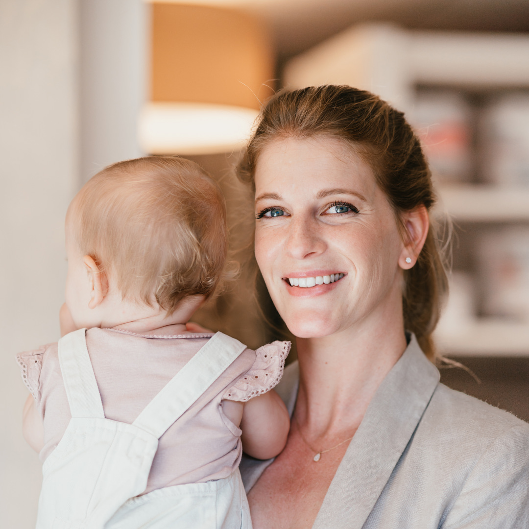 Moeder met kind op arm op kinderopvang CompaNanny