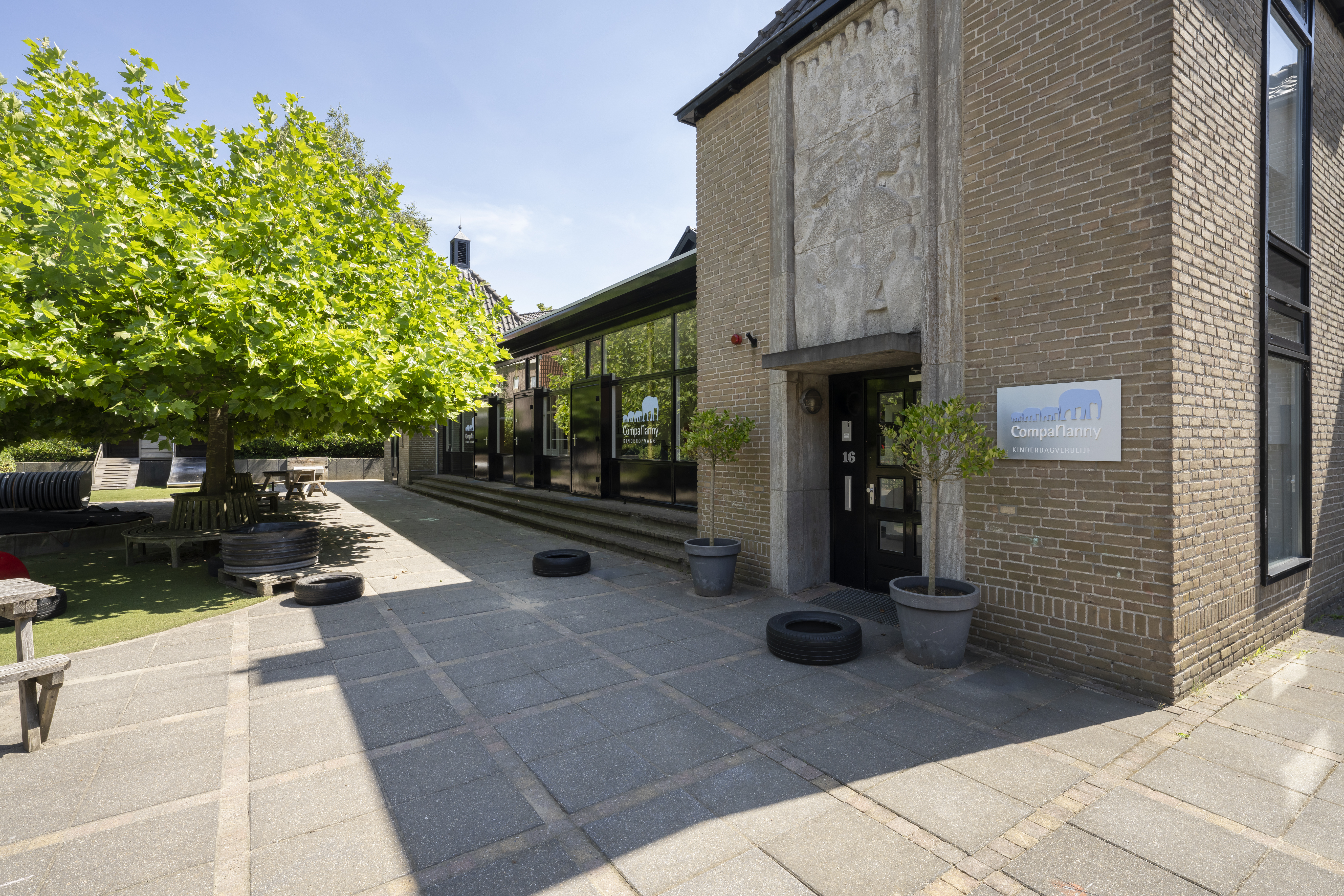 entree gebouw kinderopvang en buitenspeelplaats 