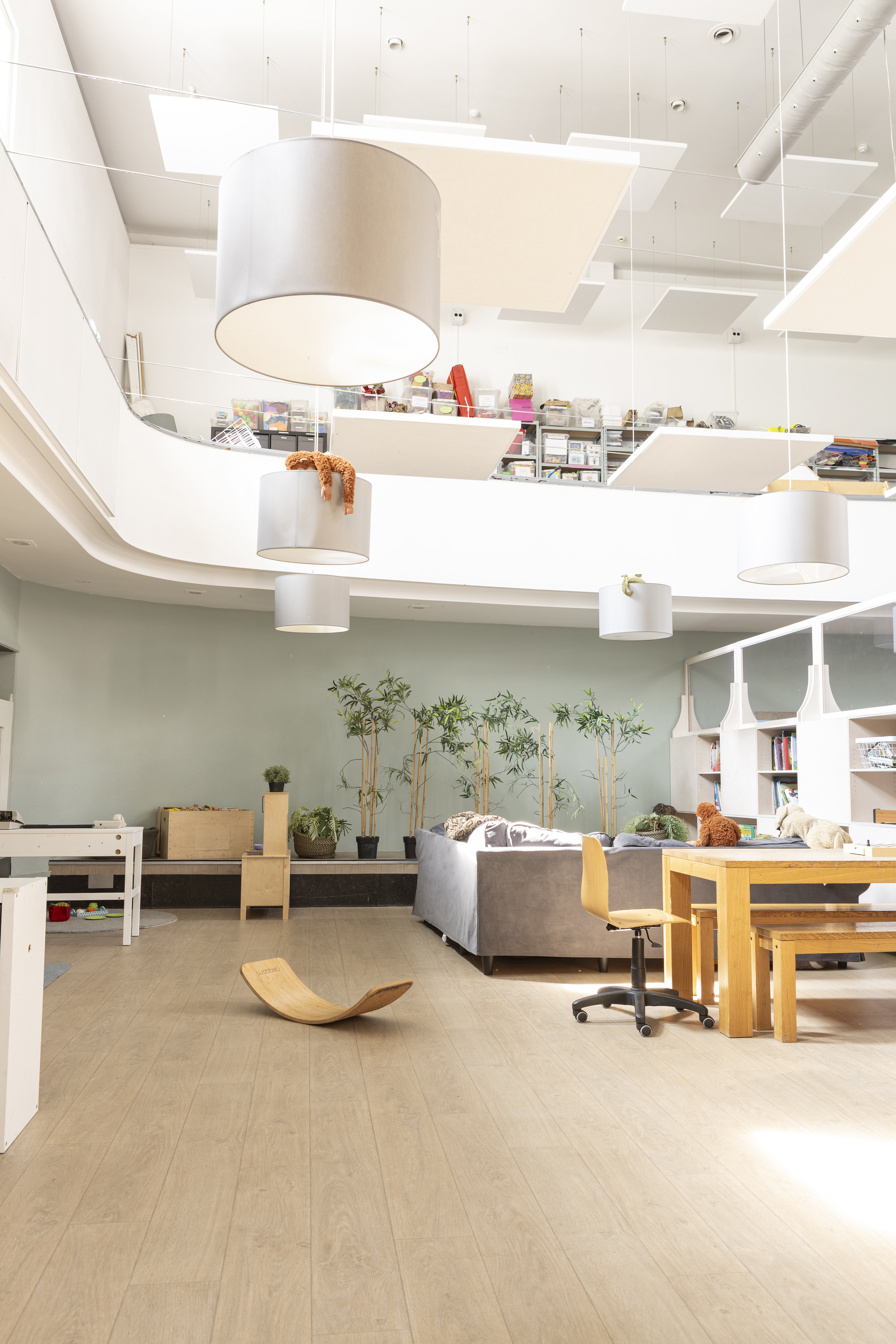 compananny bachzaal buitenschoolse opvang speelruimte met bank