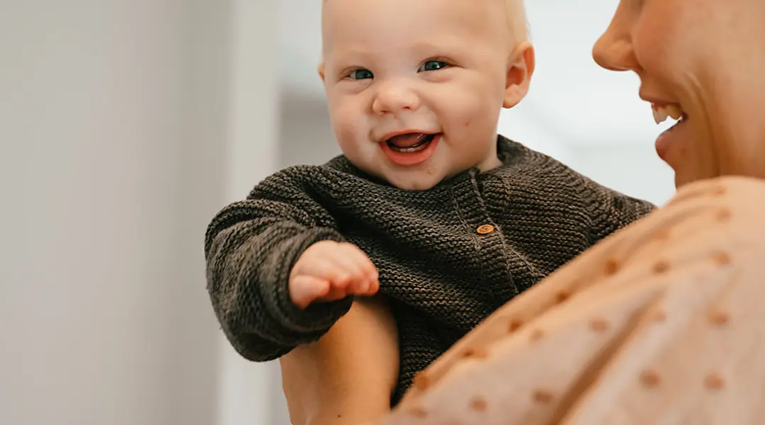 CompaNanny baby lacht met medewerker