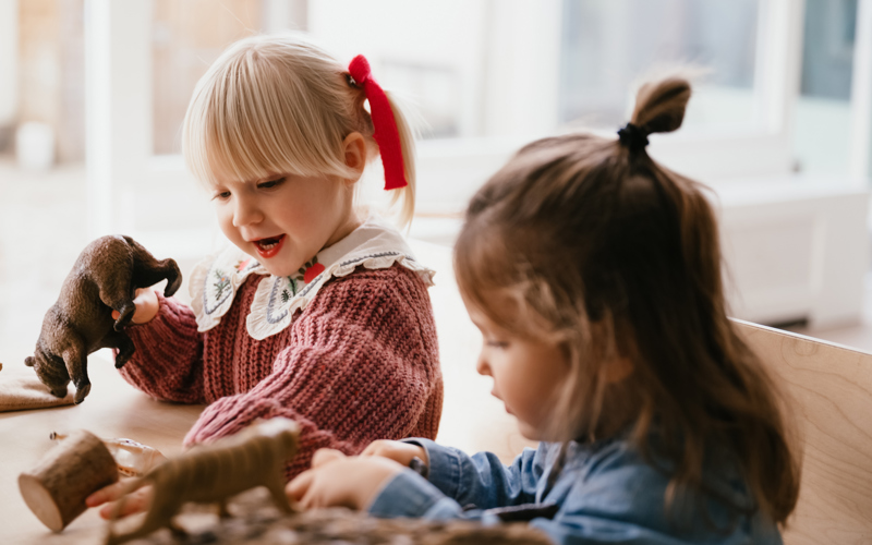 Kinderen spelen aan tafel met speelgoed