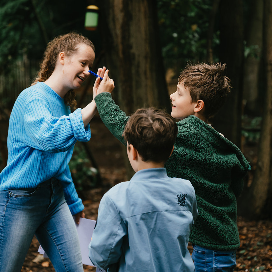 Pedagogisch Medewerker geeft jongen een high-five