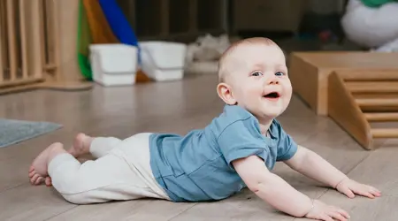 Baby tijgert op de grond op kinderopvang