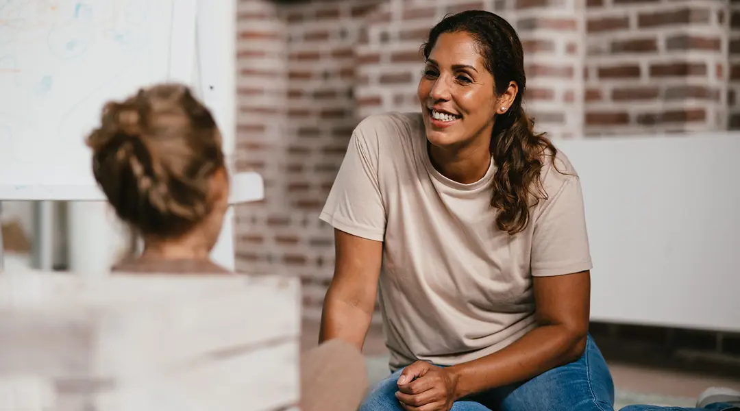 Vrouw en meisje lachen naar elkaar