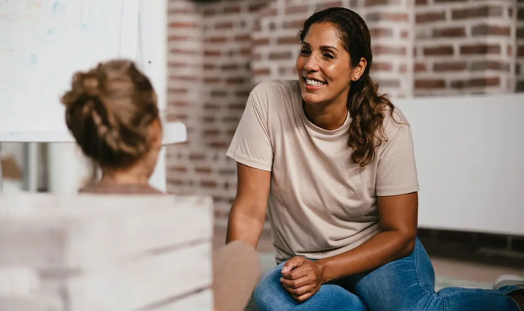 Vrouw en meisje lachen naar elkaar