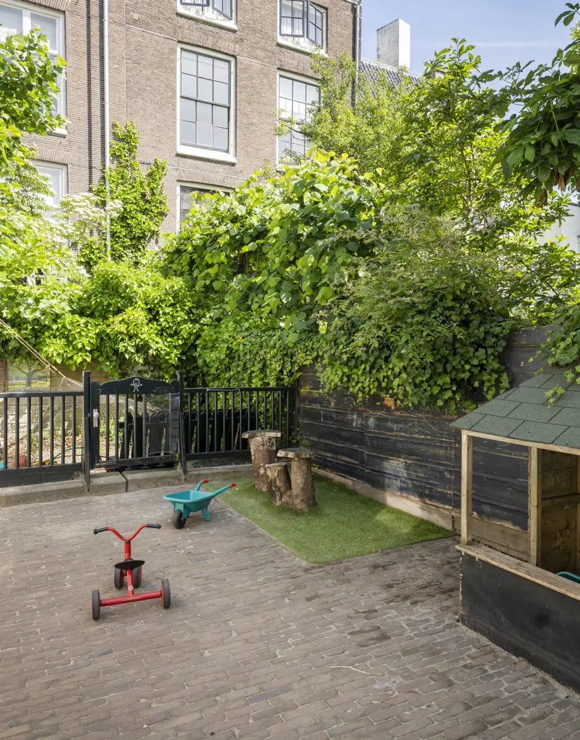 buitenruimte van kinderopvang met speelmateriaal
