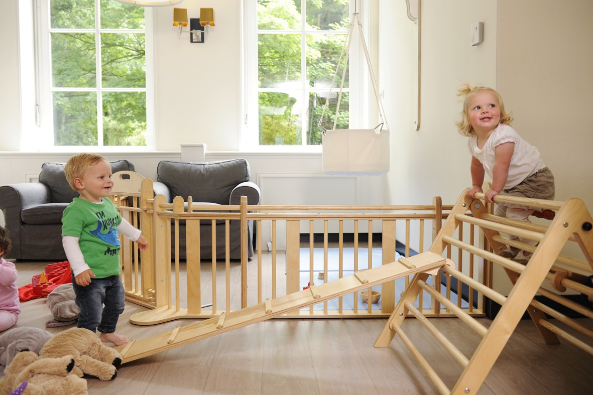 Kinderen spelen op Pikler klimrek