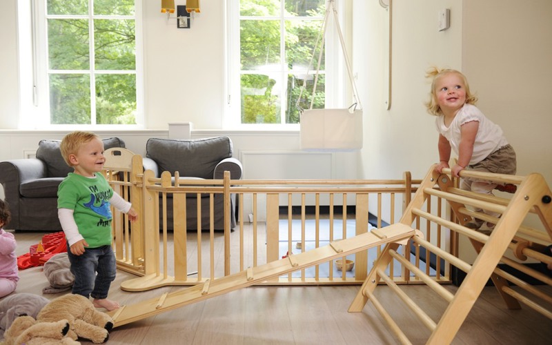 Kinderen spelen op Pikler klimrek