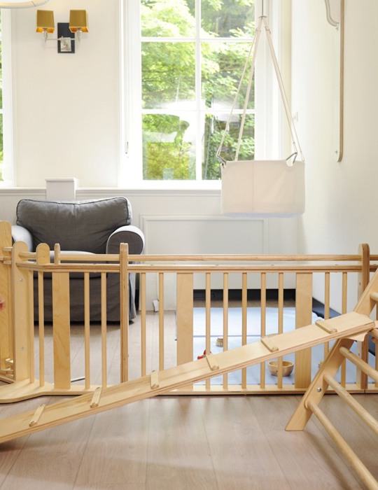 Kinderen spelen op Pikler klimrek