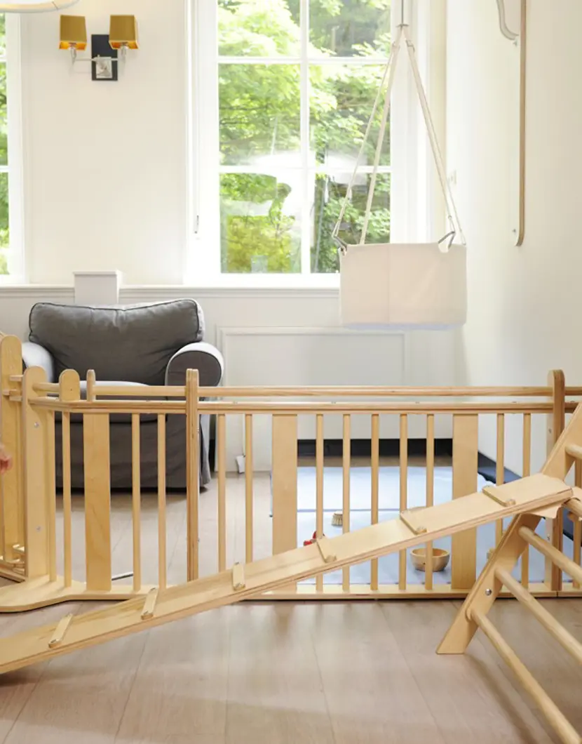 Kinderen spelen op Pikler klimrek