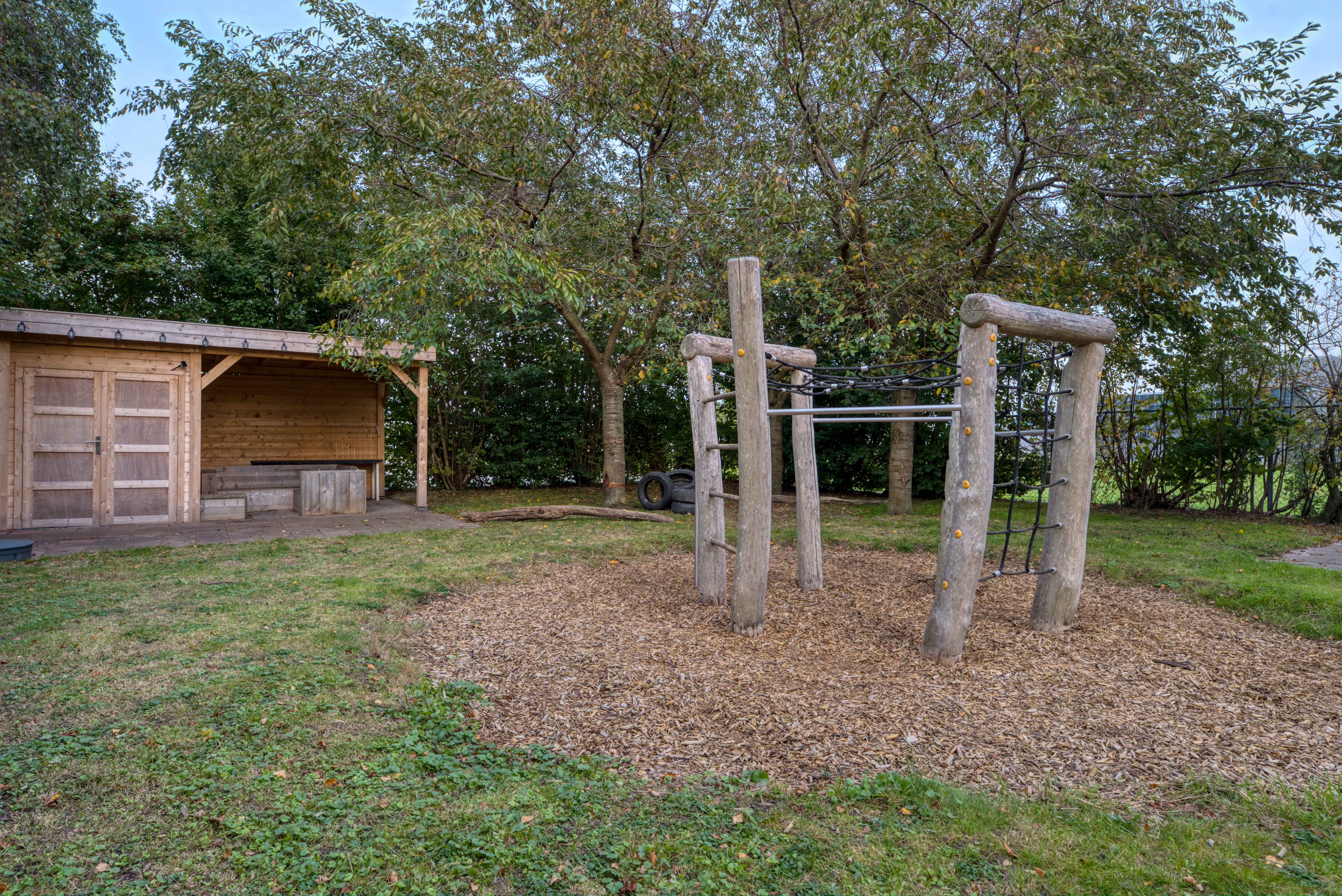 Buiten speeltuin met klimrek kinderopvang CompaNanny Schiphol rijk Aalsmeer