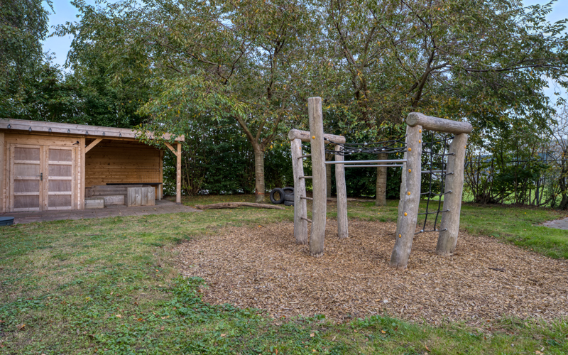 Buiten speeltuin met klimrek kinderopvang CompaNanny Schiphol rijk Aalsmeer