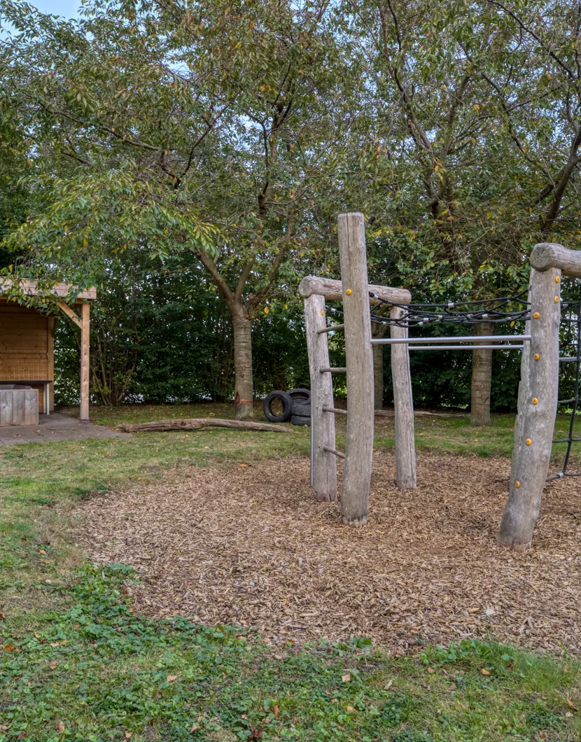 Buiten speeltuin met klimrek kinderopvang CompaNanny Schiphol rijk Aalsmeer