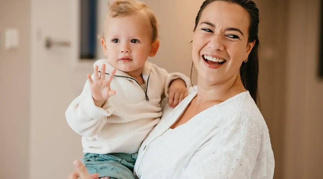 Moeder met kind op kinderdagverblijf kinderopvang