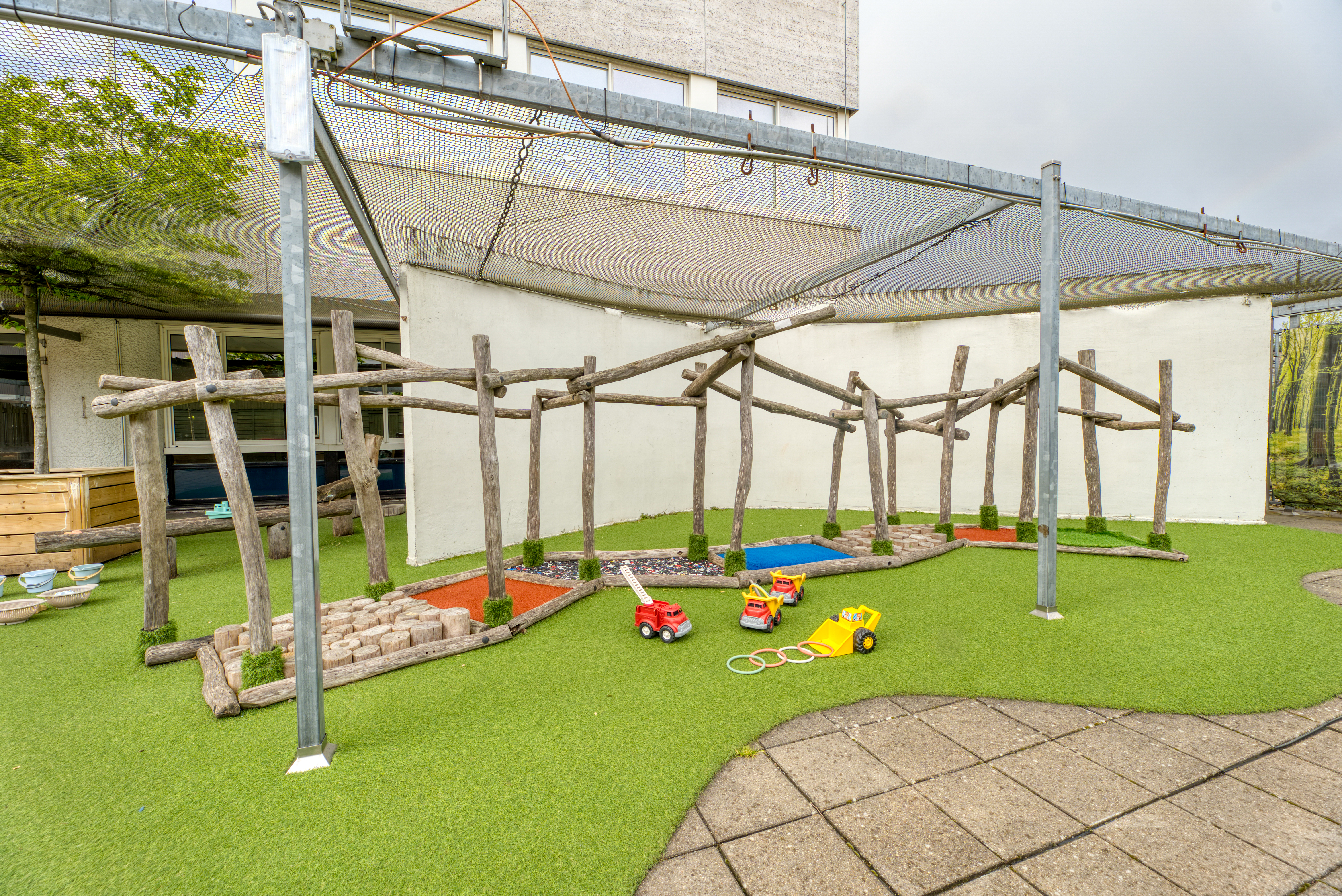 Tuin met grasveld en klimrek kinderopvang CompaNanny WFC