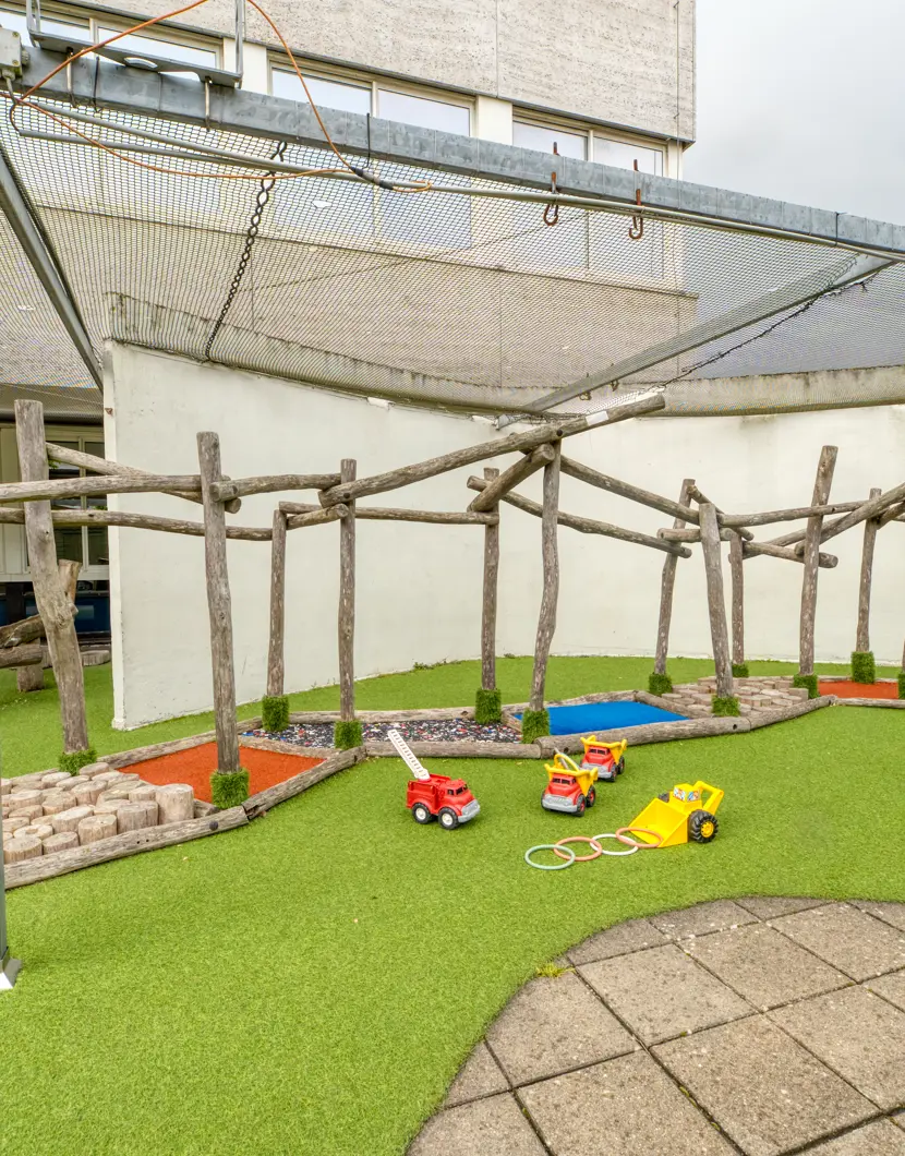 Tuin met grasveld en klimrek kinderopvang CompaNanny WFC