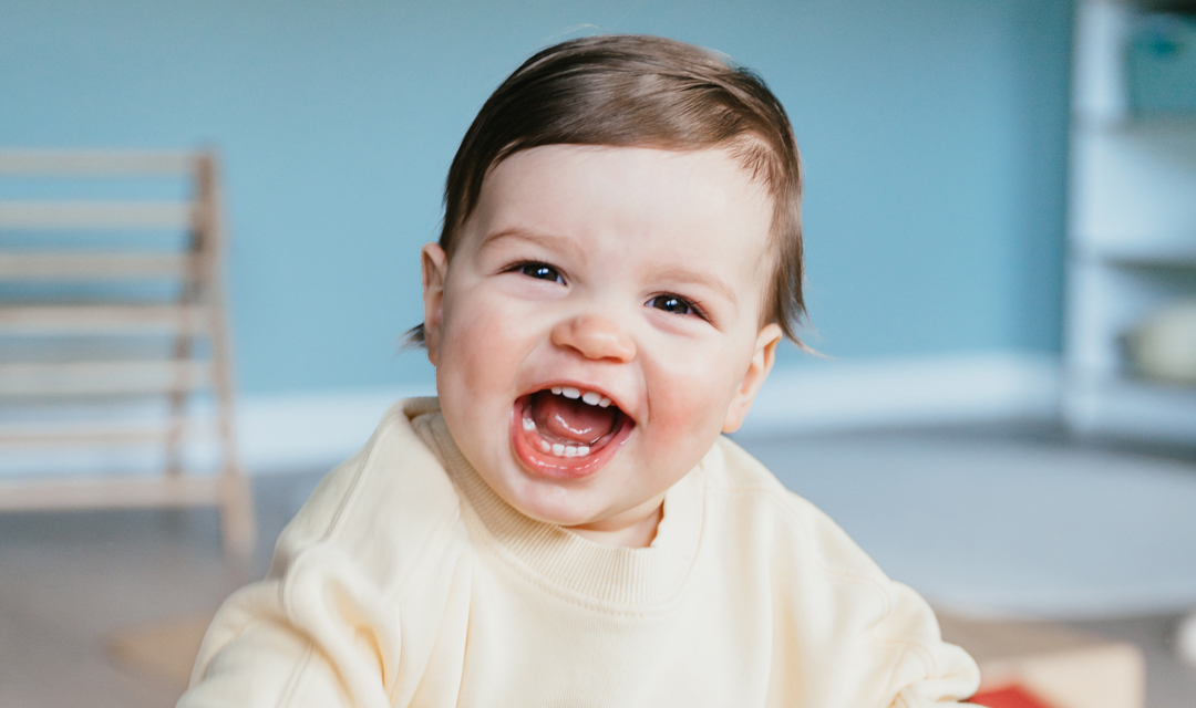 Baby lacht in camera