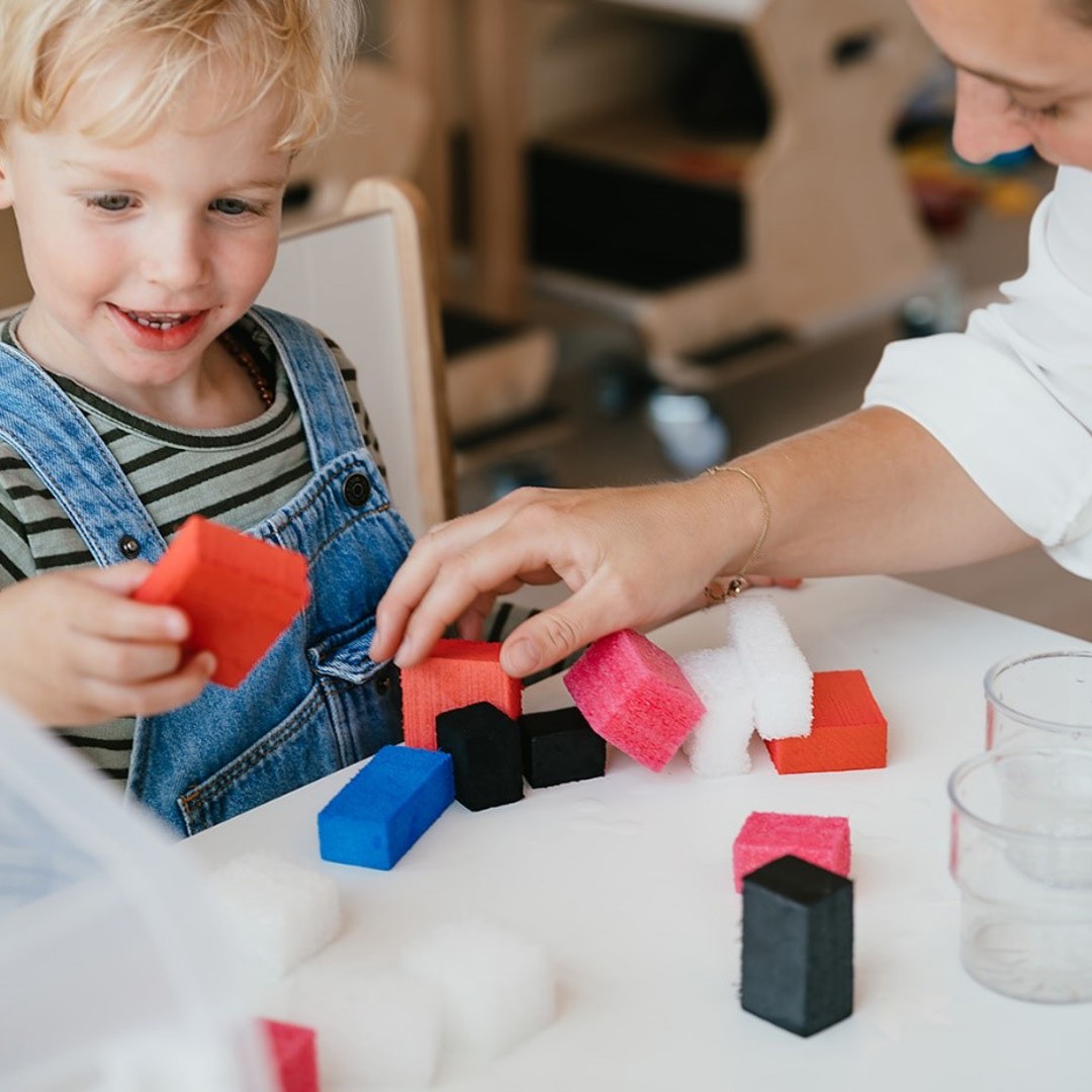 Jongen speelt met vrouw op kinderopvang