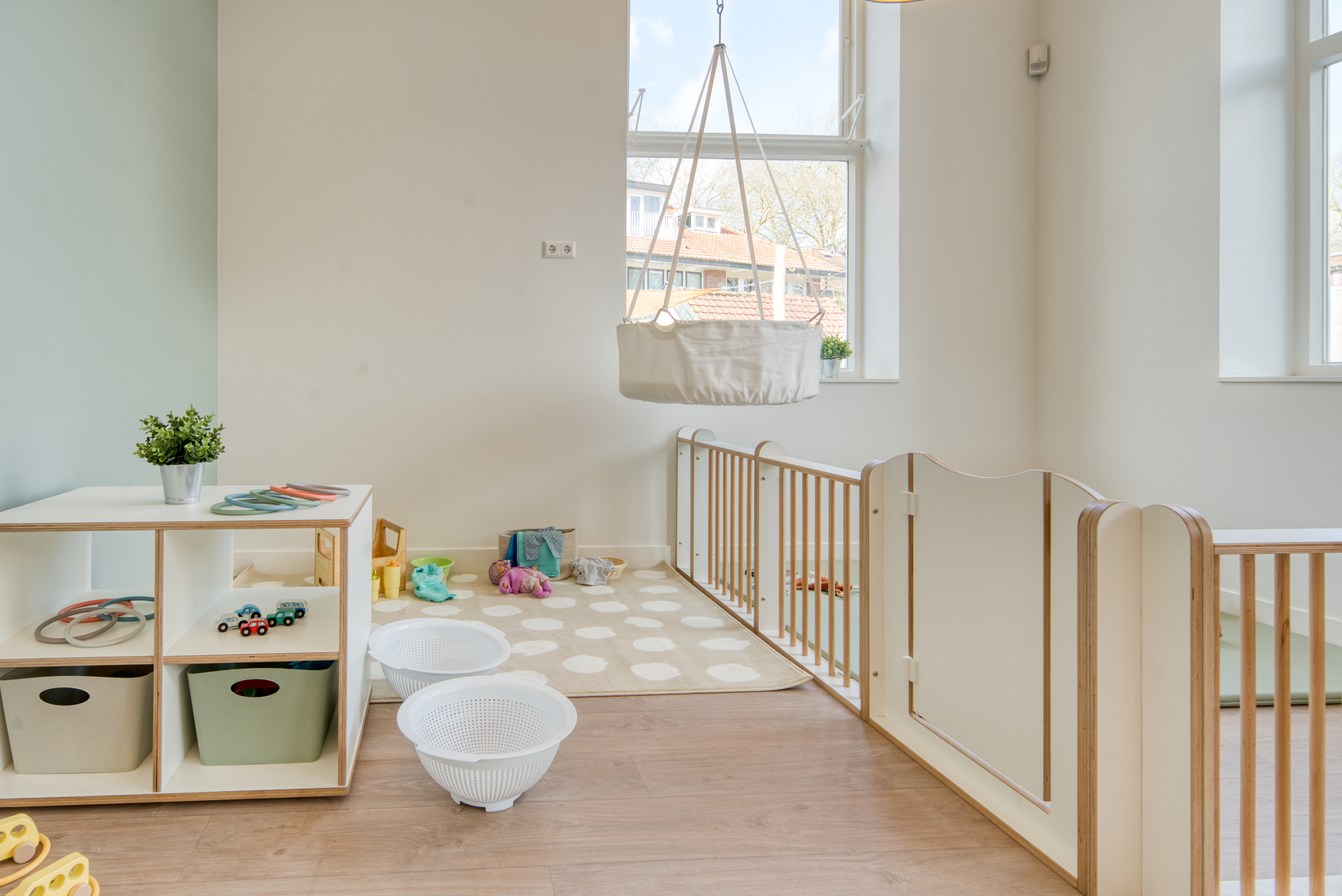 babygroep met grondbox en speelgoed