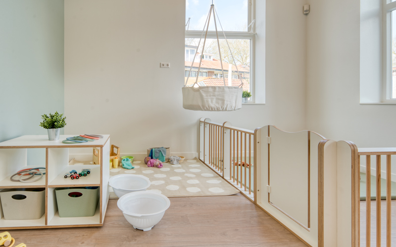 babygroep met grondbox en speelgoed