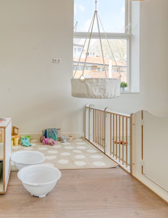 babygroep met grondbox en speelgoed