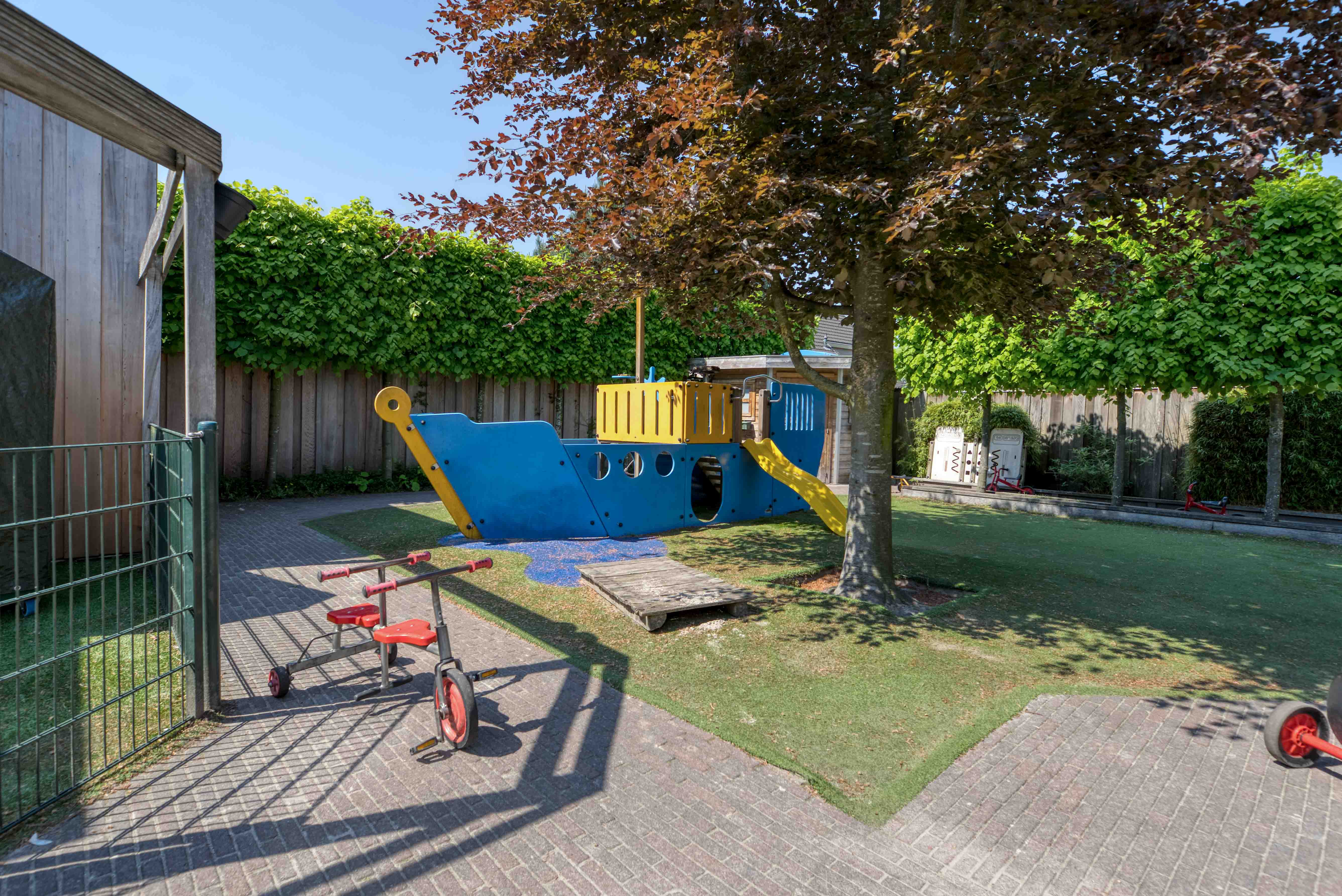 speeltuin kinderopvang met boot klimtoestel en fietsen