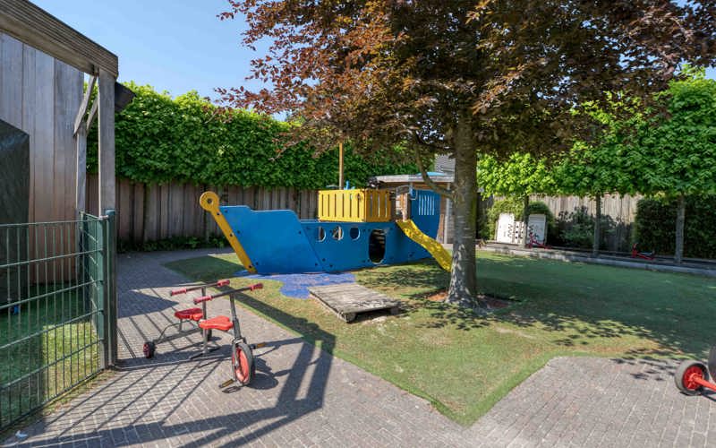 speeltuin kinderopvang met boot klimtoestel en fietsen